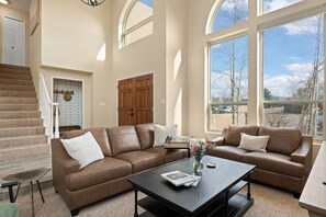 Fernseher, Kamin, Stereoanlage