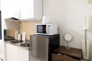 Basic Twin Room | Private kitchen | Full-size fridge, microwave, cookware/dishes/utensils, freezer - Marina Sunrise Osaka Bay Annex (Osaka)