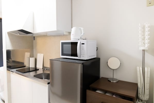 Basic Twin Room | Private kitchen | Full-size fridge, microwave, cookware/dishes/utensils, freezer