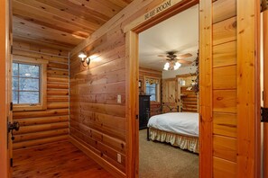 8 bedrooms, desk, travel crib, WiFi