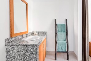 Doccia, asciugacapelli, asciugamani, sapone