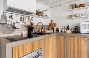 Fridge, microwave, oven, stovetop - Charmant Studio au Cœur du Marais/hôtel de Ville (Paris)