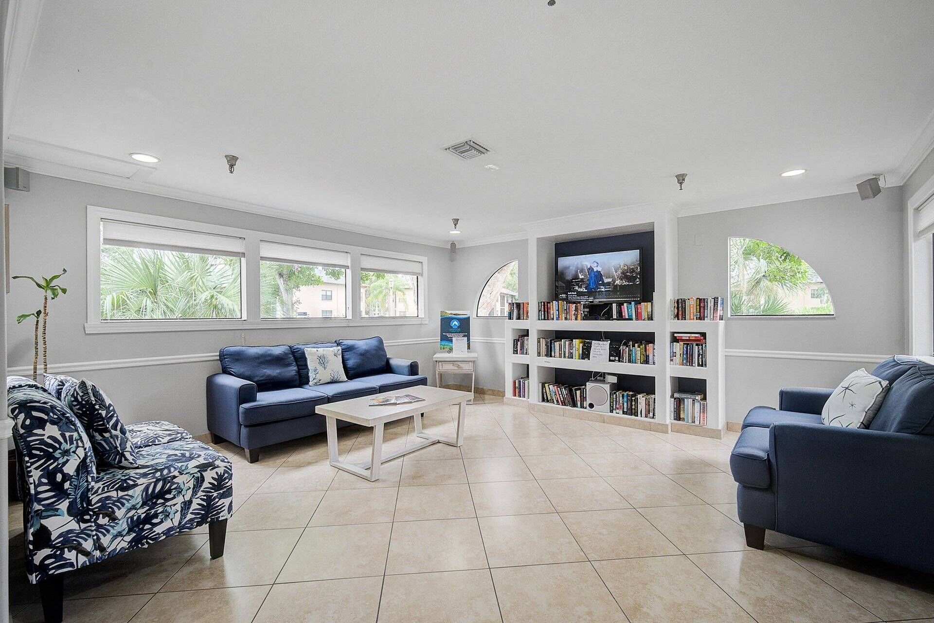 Bradenton Beach Condo -2 Pools- 15 Minutes To Anna Maria Island Beaches-first Floor- End Unit - Bradenton, FL
