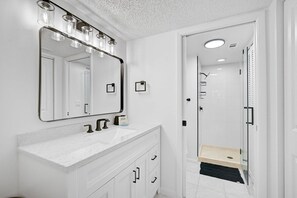 Douche, séchoir à cheveux, serviettes fournies