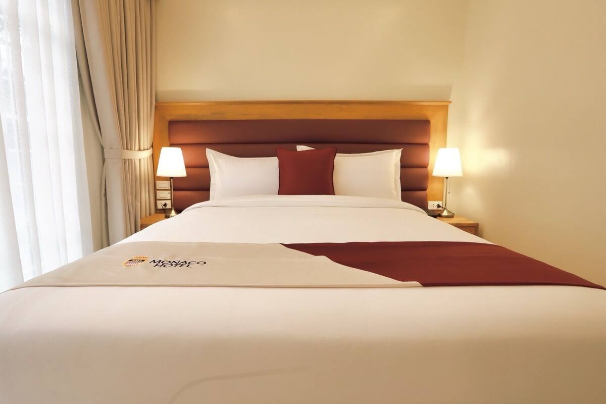 Standard Double Room | Bathroom | Hair dryer, slippers, bidet