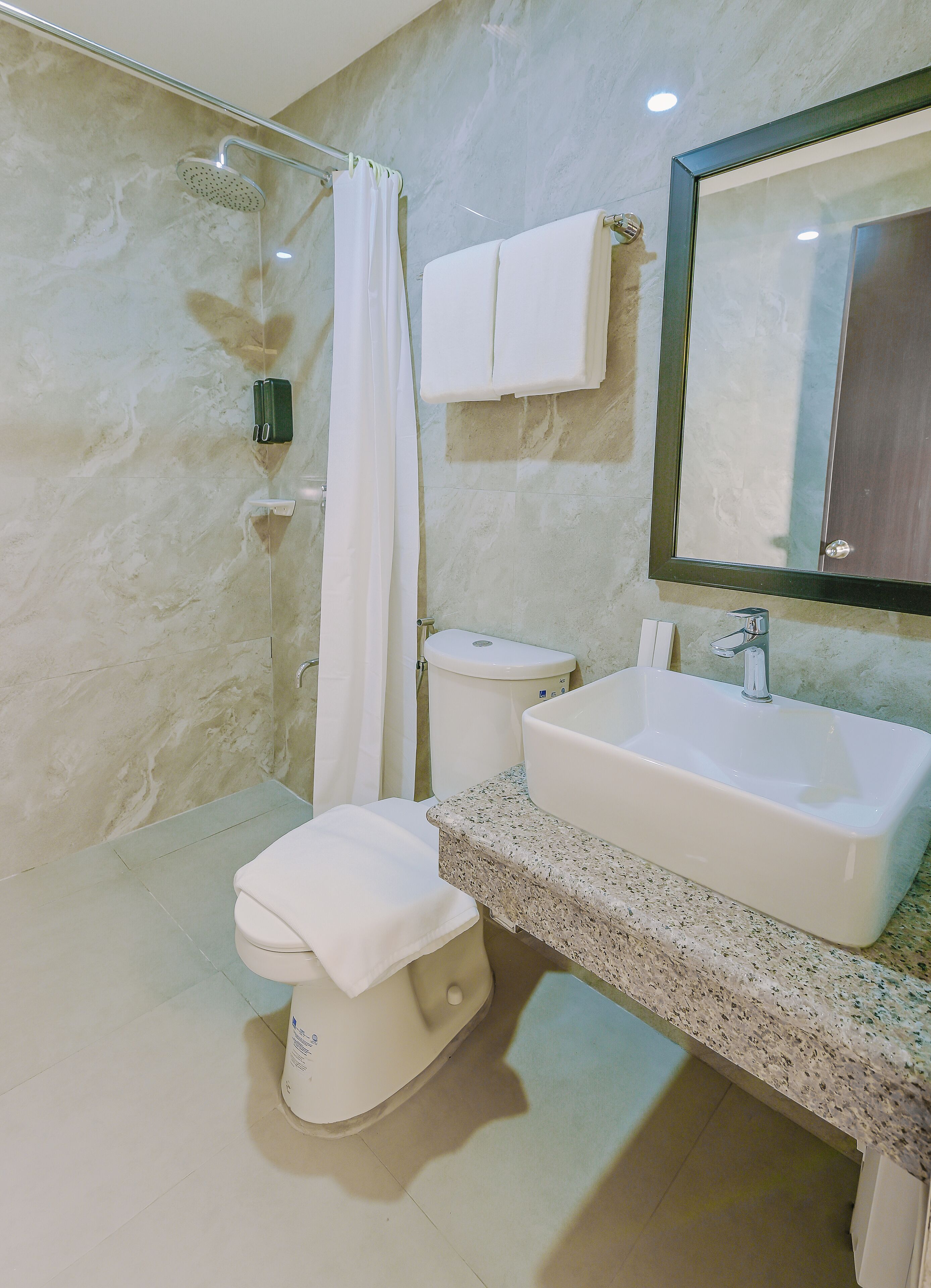 Deluxe Twin Room | Bathroom | Hair dryer, slippers