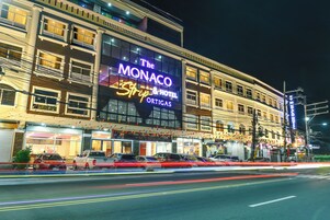 Un hotel con un letrero llamativo que dice "The Monaco Hotel".