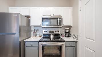 Refrigerador, microondas, horno y parrilla de estufa