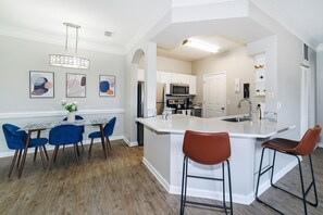 Dining - Luxury Apt Disney-Universal-Seaworld-Conventions (Orlando)