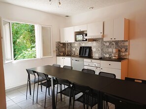 Fridge, microwave, oven, stovetop - 🌿gîte en Bord de Plage, au Cœur de la Nature : Sud Ardèche à Ruoms (Ruoms)