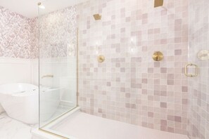 Hair dryer, towels - The Kentucky Rose by Hollyhock Suites (Louisville)
