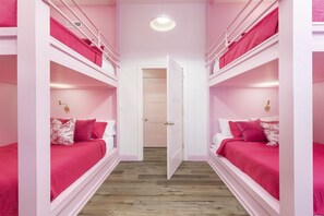 4 slaapkamers, een bureau, een strijkplank/strijkijzer, reisbedje