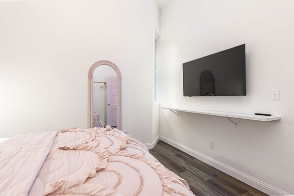 4 habitaciones, escritorio y tabla de planchar con plancha 