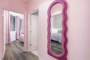 4 chambres, bureau, fer et planche à repasser, lit de bébé portatif