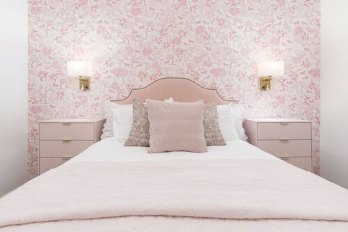 The Kentucky Rose by Hollyhock Suites