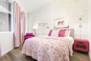4 bedrooms, desk, iron/ironing board, travel cot - The Kentucky Rose by Hollyhock Suites (Louisville)