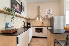 Refrigerador, microondas, horno, placa de cocina