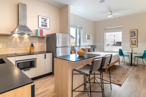 Réfrigérateur, four à micro-ondes, un four, surface de cuisson