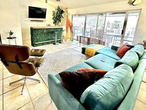 Smart TV, chimenea, monitor de computadora y impresora 