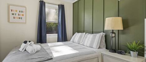 2 bedrooms, desk, iron/ironing board, WiFi