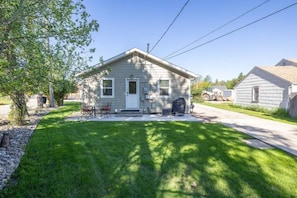 Exterior - Pet friendly, Privacy Fenced Yard, Hot Tub, 2 bedroom, Cute Canyon Lake House (Rapid City)