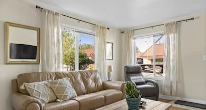 Pet friendly, Privacy Fenced Yard, Hot Tub, 2 bedroom, Cute Canyon Lake House