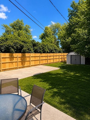Outdoor dining - Pet friendly, Privacy Fenced Yard, Hot Tub, 2 bedroom, Cute Canyon Lake House (Rapid City)