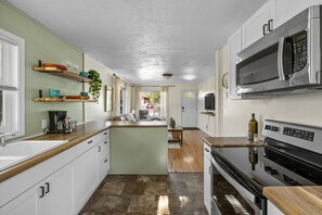 Fridge, microwave, oven, stovetop - Cozy 2Bedroom Getaway (Rapid City)