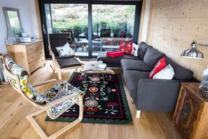 TV, fireplace, DVD player, stereo