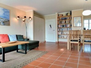 Smart-tv, dvd-afspiller, bøger, stereoanlæg