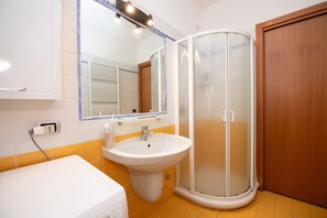 Deluxe appartement | Badkamer | Gratis toiletartikelen, een bidet, handdoeken, zeep