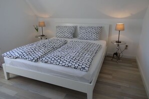 3 عدّة غرف نوم ومكواة/لوح كي وخدمة الإنترنت وملاءات أسرّة