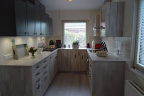 Een koelkast, een oven, een kookplaat, een vaatwasser