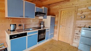 Wasserkocher mit Kaffee-/Teezubehör, Kühlschrank, Ofen, Herdplatte