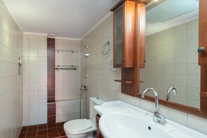 Dúplex de diseñador, 3 habitaciones | Baño | Regadera, regadera tipo lluvia, secadora de cabello, toallas 