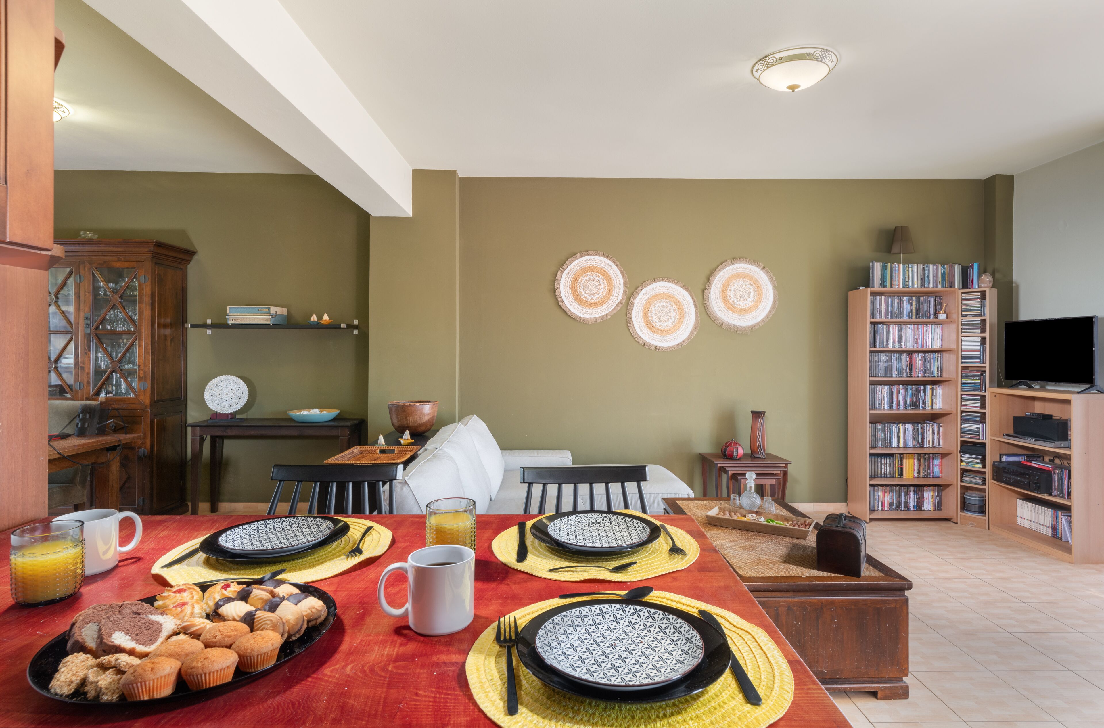 Design-Maisonette, 3 Schlafzimmer | Wohnbereich | 32-Zoll-Smart-TV mit Kabelempfang