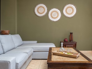 Duplex Design - 3 sovrum | Vardagsrum | 32-tums smart-tv med kabelkanaler