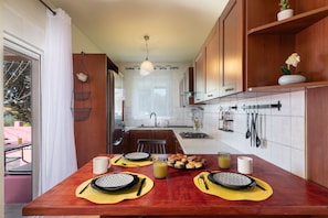 Alloggio Design su due livelli, 3 camere da letto | Cucina privata | Frigorifero con congelatore, microonde, forno, piano cottura