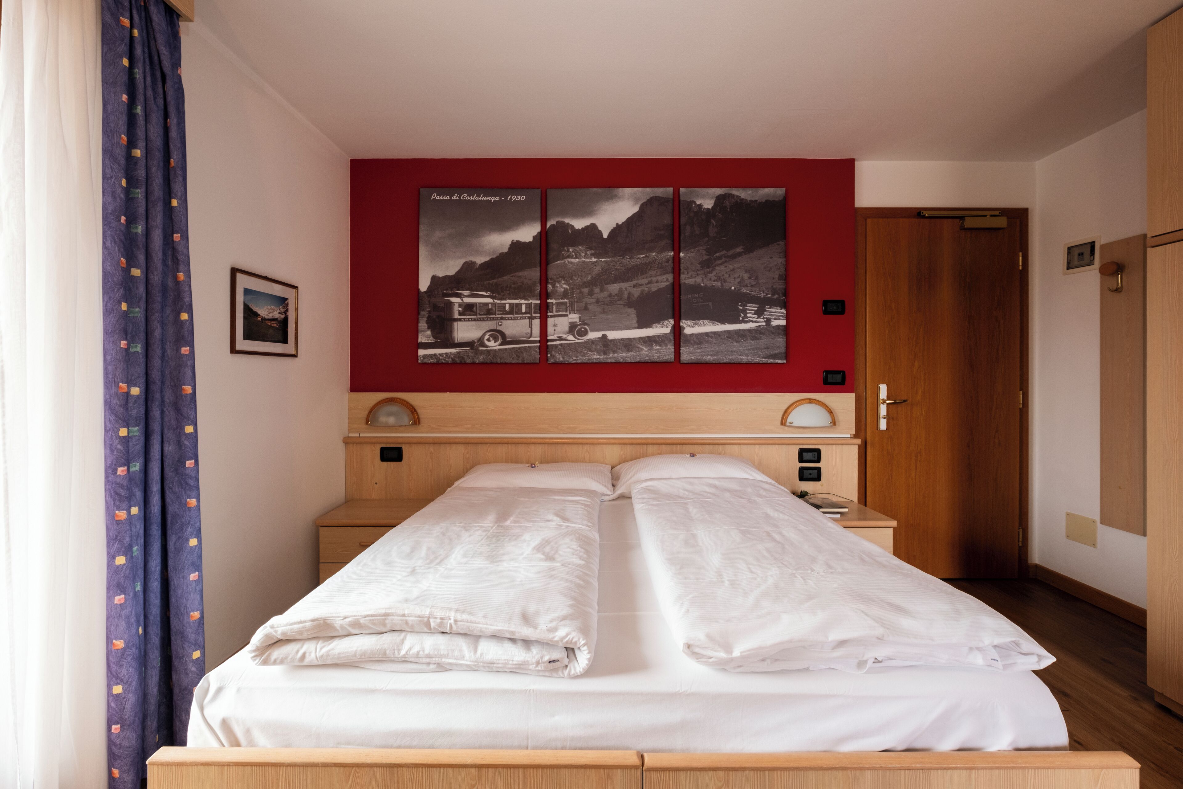 Camera Tripla | 高档床上用品、羽绒被、客房内保险箱、办公桌