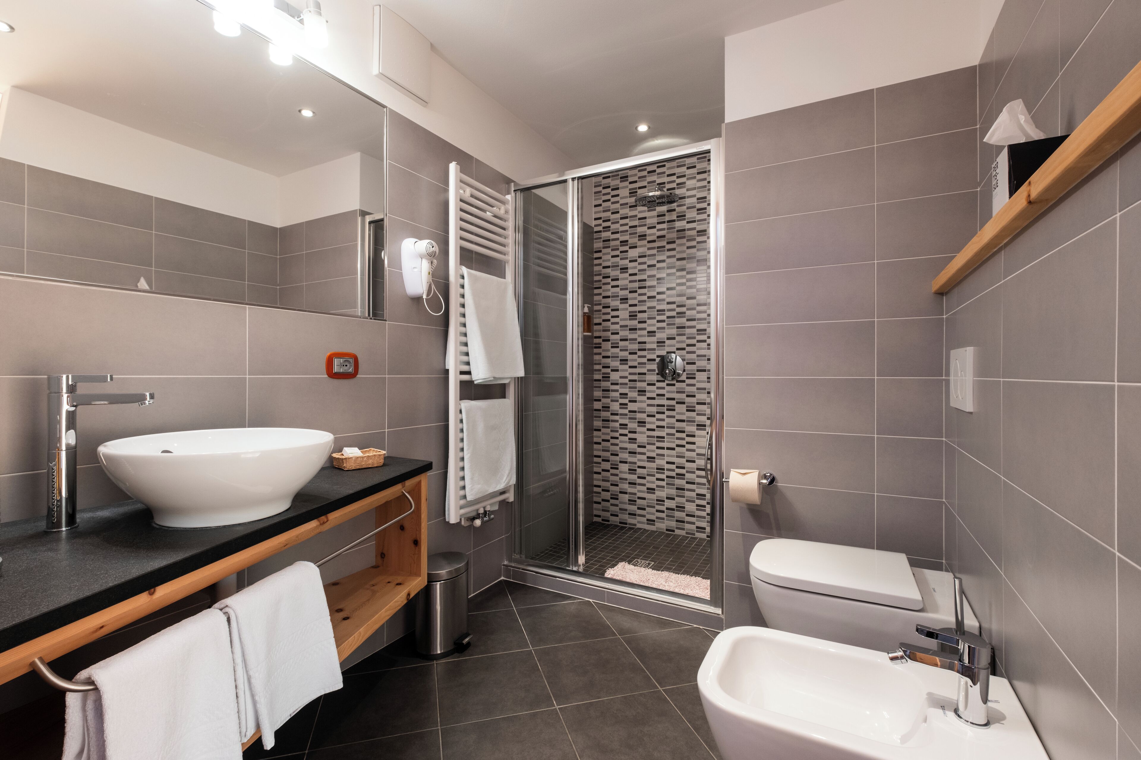 Suite | Badezimmer | Dusche, kostenlose Toilettenartikel, Haartrockner, Bidet