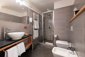 Suite | Bagno | Doccia, set di cortesia gratuito, asciugacapelli, bidet