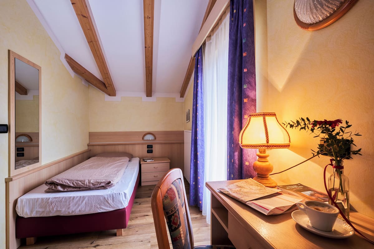 Eenpersoonskamer | Luxe beddengoed, donsdekens, een kluis op de kamer, een bureau