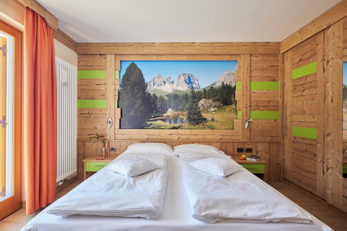 Junior suite | Luxe beddengoed, donsdekens, een kluis op de kamer, een bureau