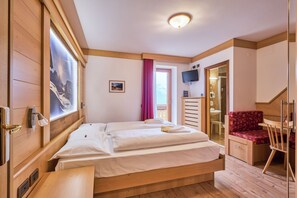 1 غرفة نوم وأغطية فراش متميزة وألحفة محشوة بالريش وخزنة داخل الغرفة