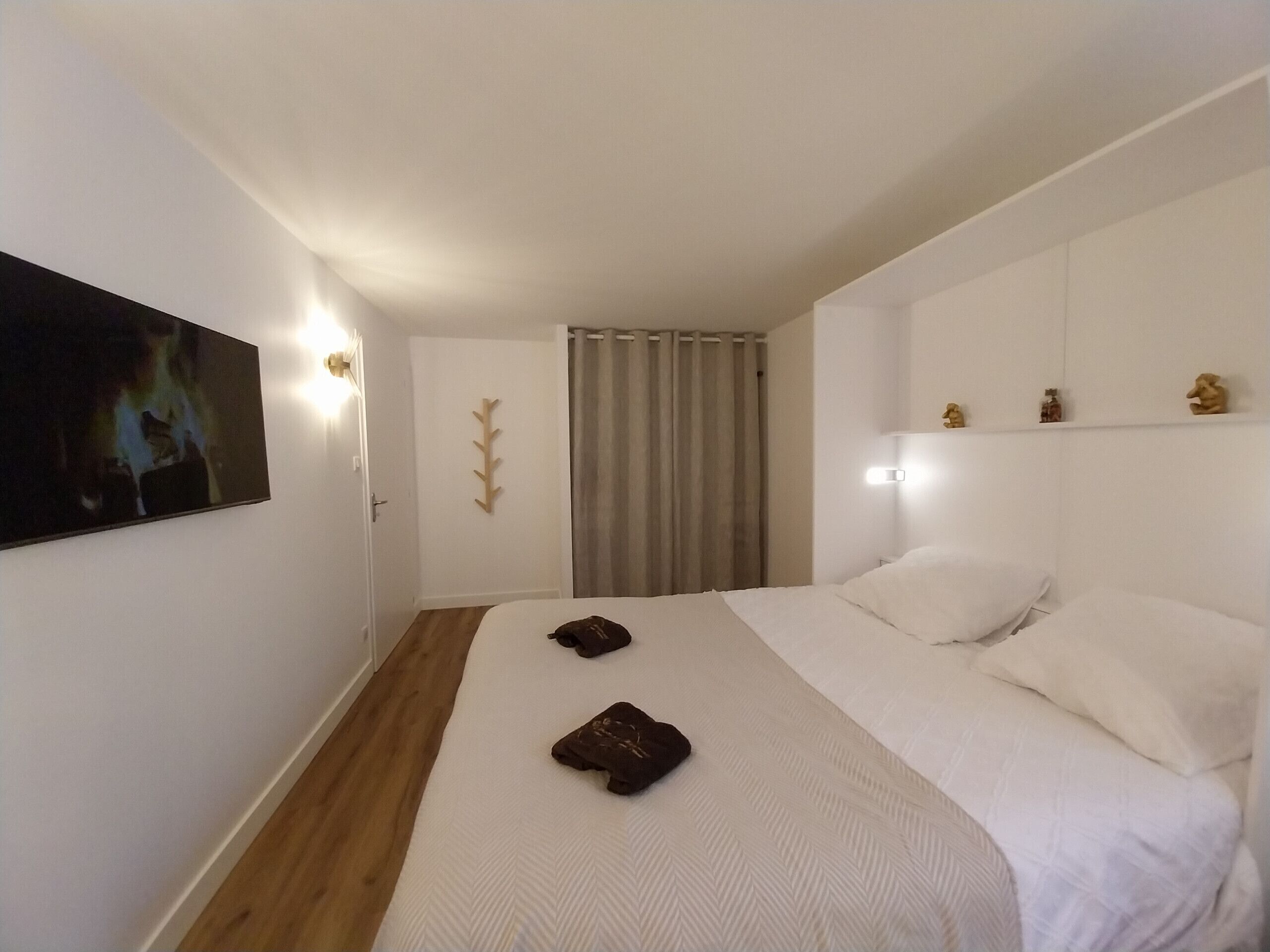 Tabla de planchar con plancha, wifi gratis y ropa de cama 