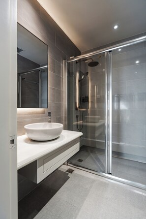 Signature tweepersoonskamer | Badkamer | Een haardroger, pantoffels, een bidet, handdoeken