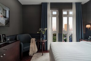 Habitació doble Deluxe, vistes a la ciutat | Roba de llit d'alta qualitat, cobrellits i minibar 