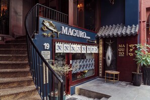 Une devanture de magasin avec une enseigne indiquant « MAGURO STUDIO ».