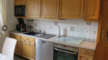 Frigorífico, microondas, placa de cocina y lavavajillas