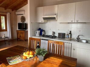 Refrigerador, parrilla de estufa, lavavajillas y cafetera y tetera